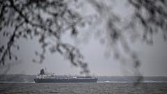 Tankowiec Eagle S, podejrzany o uszkodzenie fińsko-estońskiego kabla energetycznego Estlink-2, zacumowany w pobliżu portu Kilpilahti w Porvoo, 7 stycznia 2025 r.