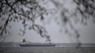 Tankowiec Eagle S, podejrzany o uszkodzenie fińsko-estońskiego kabla energetycznego Estlink-2, zacumowany w pobliżu portu Kilpilahti w Porvoo, 7 stycznia 2025 r.