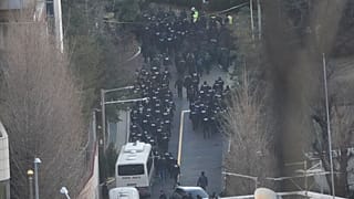Agentes de policía se dirigen a la residencia del presidente destituido Yoon Suk Yeol para ejecutar una orden de arresto, 15 de enero de 2025.