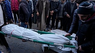 Palesztinok viszik a Gázai övezet izraeli bombázása során megölt rokonuk holttestét a Deir al-Balah-i Al-Aqsa kórházban, 2025. január 14-én, kedden.