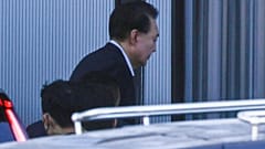 Jun Szogjol megérkezik a nyomozókhoz