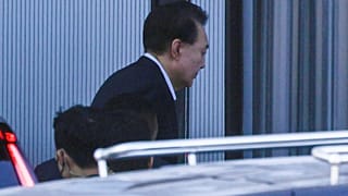 Jun Szogjol megérkezik a nyomozókhoz