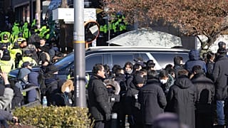 Konwój odwołanego prezydenta Korei Południowej Yoon Suk Yeola wyrusza na przesłuchanie.
