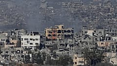  تظهر المباني المدمرة جراء القصف الإسرائيلي داخل قطاع غزة من جنوب إسرائيل، يوم الثلاثاء 14 يناير 2025. 