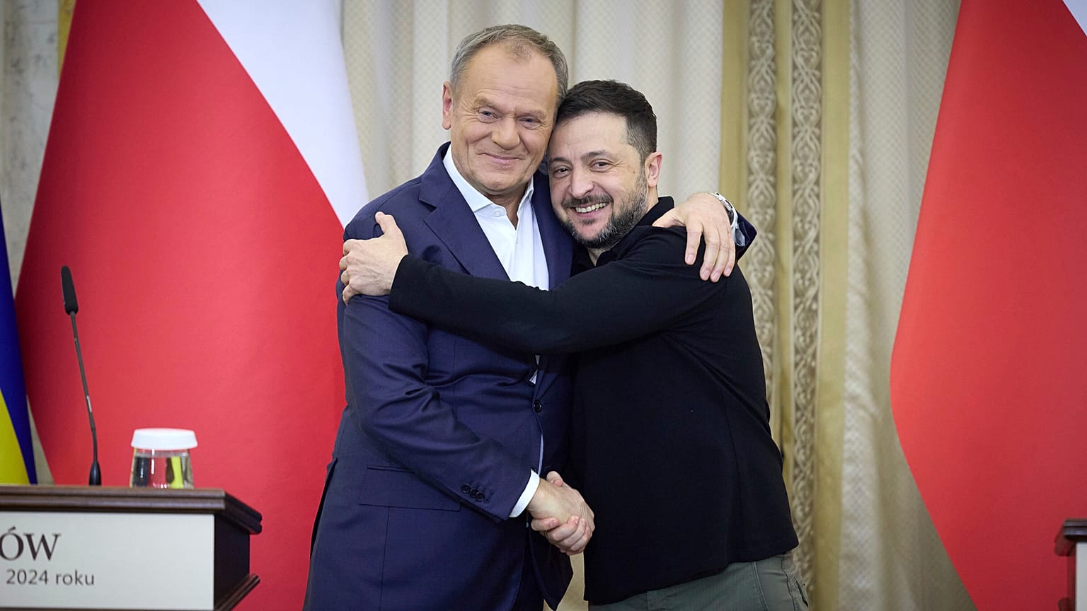 O Presidente ucraniano Volodymyr Zelenskyy, à direita, aperta a mão ao Primeiro-Ministro polaco Donald Tusk em Lviv, Ucrânia, terça-feira, 17 de dezembro de 2024.