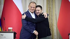O Presidente ucraniano Volodymyr Zelenskyy, à direita, aperta a mão ao Primeiro-Ministro polaco Donald Tusk em Lviv, Ucrânia, terça-feira, 17 de dezembro de 2024.