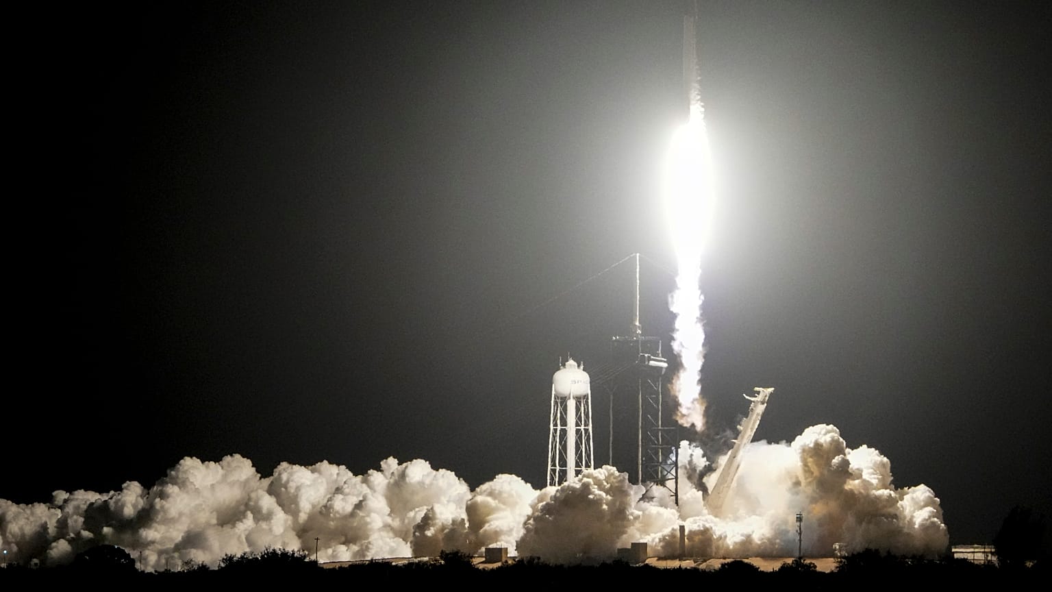Um foguetão Falcon 9 da SpaceX descola da plataforma 39A com uma carga útil de um par de aparelhos de aterragem lunar no Centro Espacial Kennedy em Cabo Canaveral, na Flórida, na quarta-feira, 15 de janeiro de 2025.