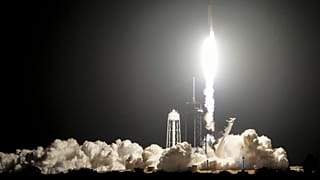 Um foguetão Falcon 9 da SpaceX descola da plataforma 39A com uma carga útil de um par de aparelhos de aterragem lunar no Centro Espacial Kennedy em Cabo Canaveral, na Flórida, na quarta-feira, 15 de janeiro de 2025.