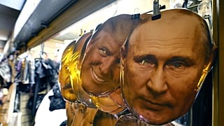 Sztálin, Trump és Putyin maszkok egy szentpétervári kirakodóvásáron