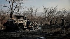 Ukrainische Soldaten sammeln beschädigte Munition auf der Straße an der Frontlinie in der Nähe der Stadt Chasiv Yar in der Region Donezk, Ukraine, am 10. Januar 2025
