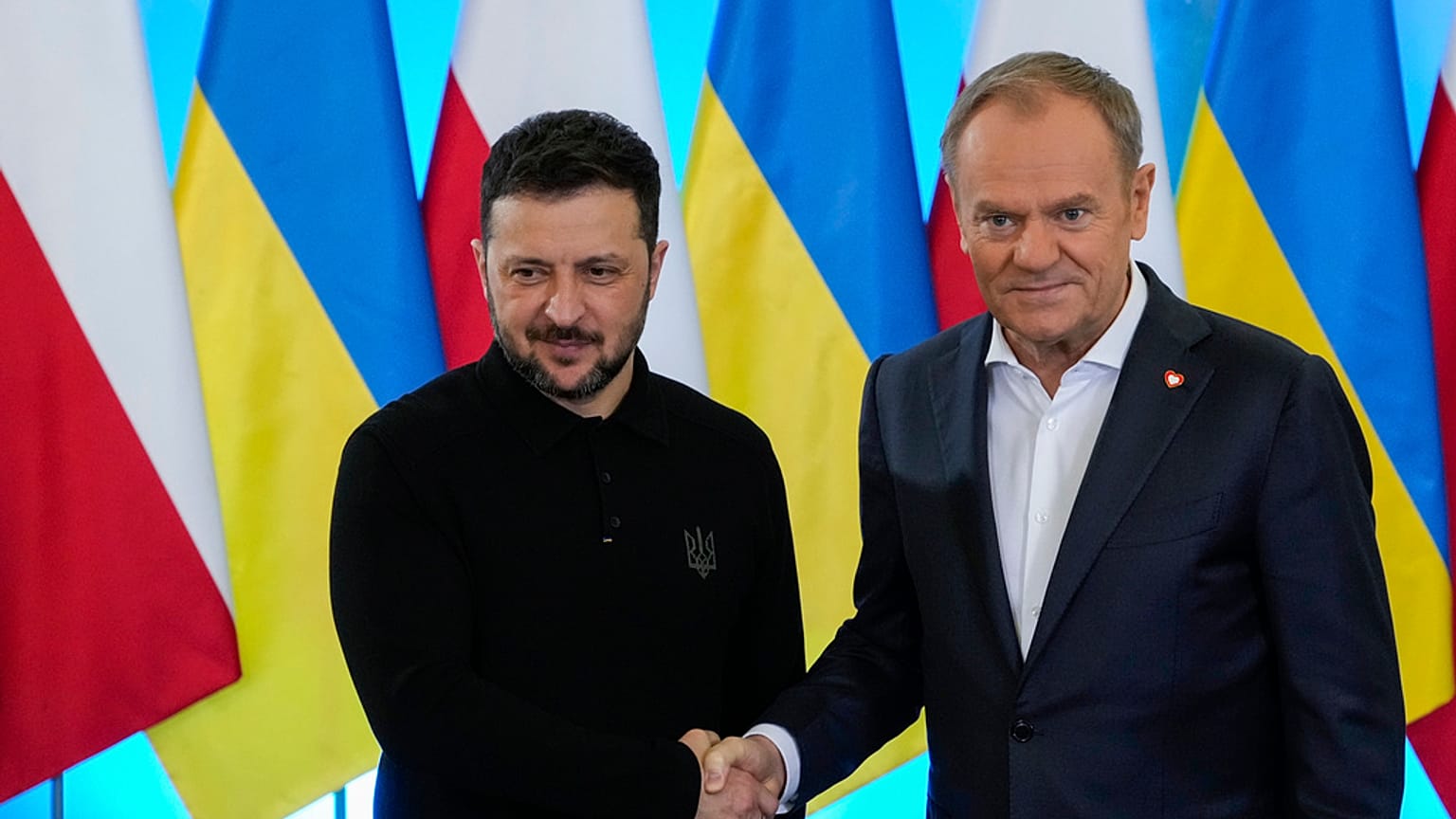 Le Premier ministre polonais Donald Tusk, à droite, accueille le président ukrainien Volodymyr Zelenskyy à Varsovie, en Pologne, le mercredi 15 janvier 2025.