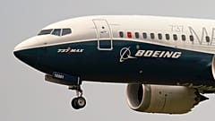 Seattle'daki test uçuşunun ardından Boeing Field'a inmeye hazırlanan bir Boeing 737 Max jetinin dosya resmi