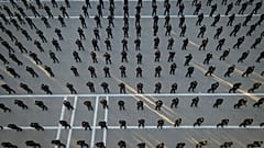 Recrutas da força policial do novo governo durante uma sessão de formação e graduação na Escola de Polícia de Damasco, Síria, 14 de janeiro de 2025