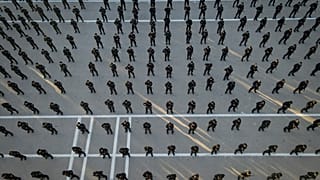 Le reclute delle forze di polizia del nuovo governo durante una sessione di formazione e di diploma presso la Scuola di Polizia di Damasco, Siria, 14 gennaio 2025