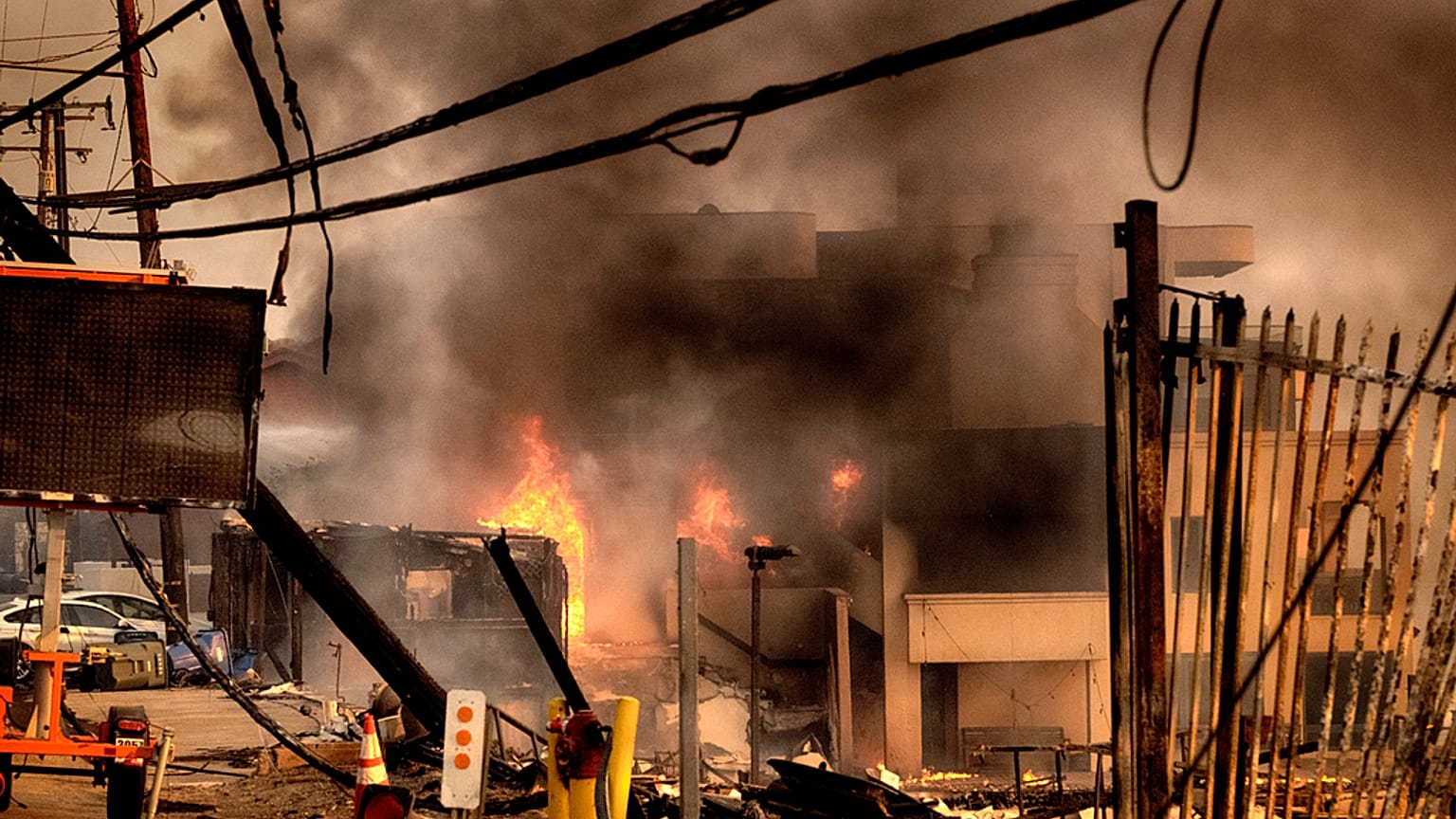 Des pompiers éteignent une maison en feu le long de la plage de Malibu, en Californie, le mercredi 8 janvier 2025. (AP Photo/Richard Vogel)