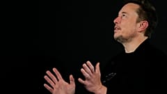 Elon Musk, a Tesla és a SpaceX vezérigazgatója gesztikulál a brit miniszterelnökkel, Rishi Sunakkal folytatott beszélgetés közben Londonban 2023. november 2-án, csütörtökön.