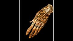 Mano de una momia tatuada. 