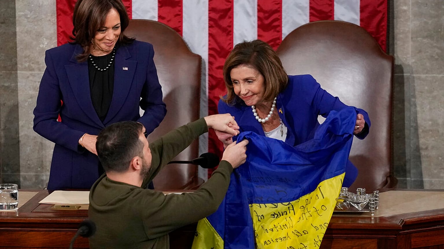 Wiceprezydent USA Kamala Harris i przewodnicząca Izby Reprezentantów Nancy Pelosi otrzymują ukraińską flagę od prezydenta Ukrainy Wołodymyra Zełenskiego