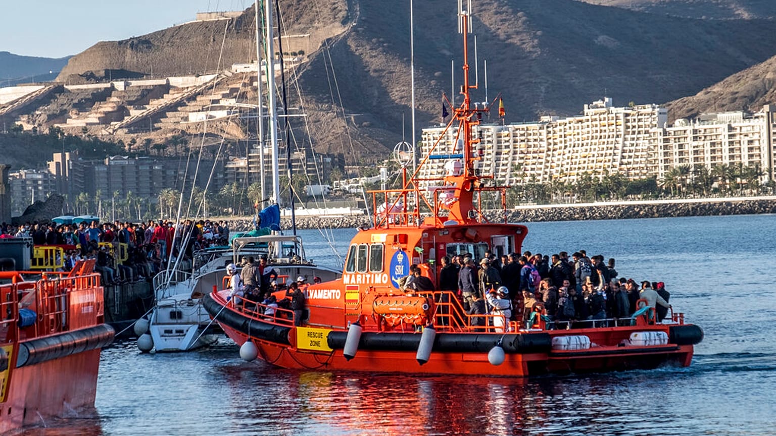 Migrantes chegam a bordo de um navio de salvamento na ilha de Gran Canaria, depois de terem sido resgatados no Oceano Atlântico, em 17 de outubro de 2020.