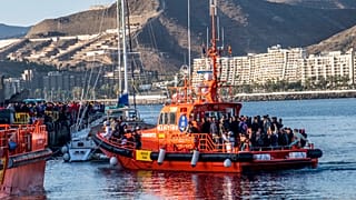 Migrantes chegam a bordo de um navio de salvamento na ilha de Gran Canaria, depois de terem sido resgatados no Oceano Atlântico, em 17 de outubro de 2020.