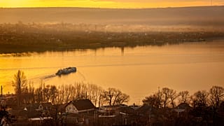 Un ferry navigue sur la rive gauche du Dniestr, la frontière entre la Moldavie et la Transnistrie, vu de Molovata, Moldavie, mercredi 8 janvier 2025.