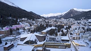 La nieve cubre Davos (Suiza) antes de la 55ª reunión anual del Foro Económico Mundial, en una fotografía tomada el viernes 3 de enero de 2025.