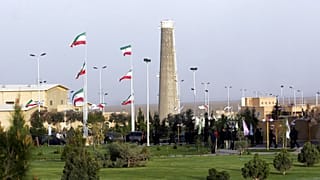 منشأة التخصيب النووي الإيرانية في نطنز على بعد 300 كم 186 (ميل) جنوب العاصمة طهران، إيران، الاثنين 9 أبريل/نيسان 2007. 