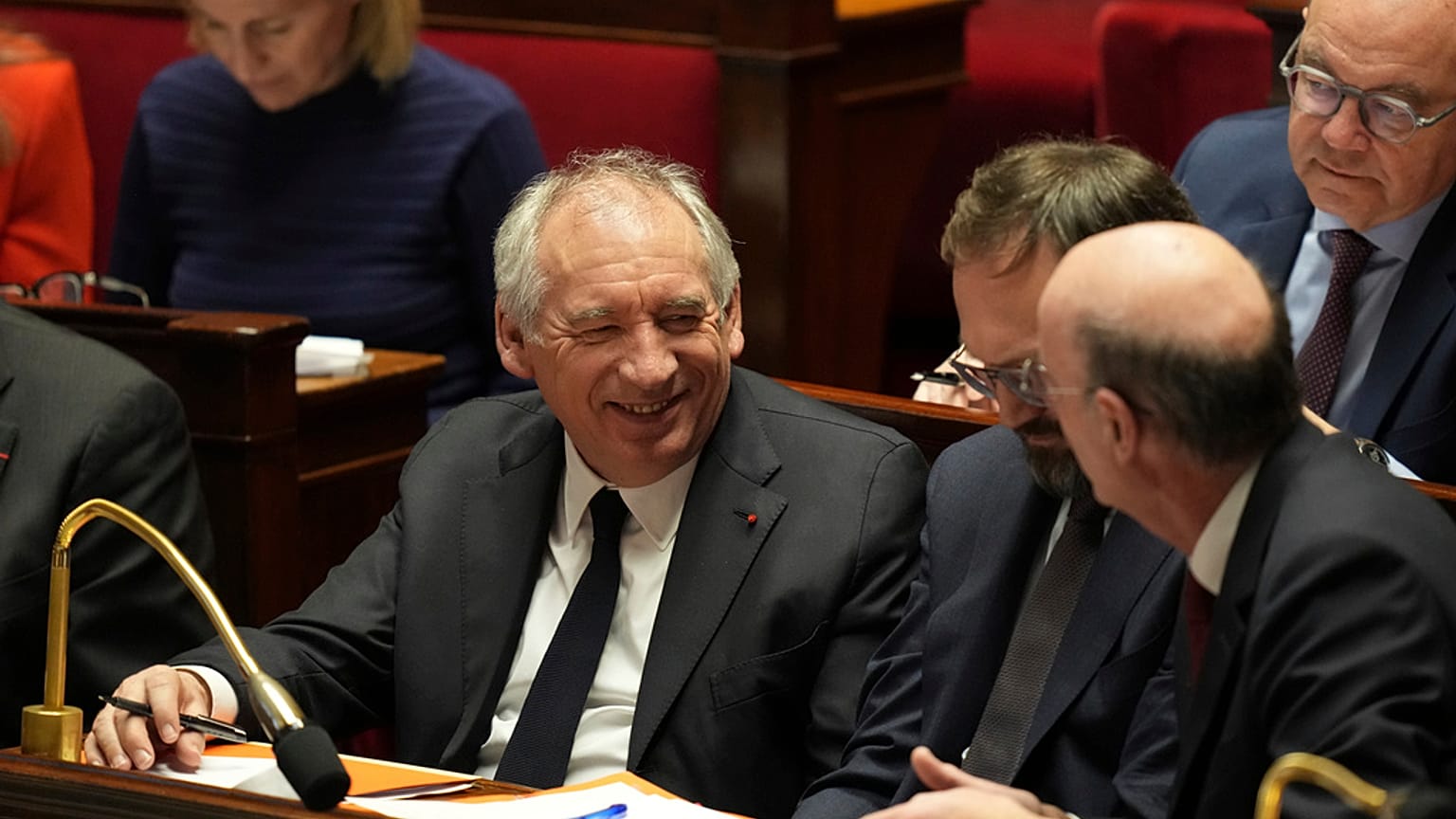 Der französische Premierminister Francois Bayrou sitzt auf der Ministerbank, nachdem er seine allgemeine politische Rede gehalten hat, Dienstag, 14. Januar 2025, in der Nationalversammlung in Paris