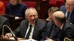 Fransa Başbakanı Francois Bayrou, 14 Ocak 2025 Salı günü Paris'teki Ulusal Meclis'te yaptığı genel politika konuşmasının ardından bakanlar kürsüsünde oturuyor