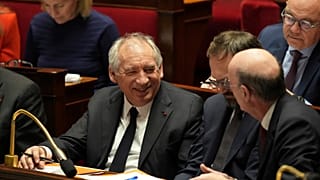Der französische Premierminister Francois Bayrou sitzt auf der Ministerbank, nachdem er seine allgemeine politische Rede gehalten hat, Dienstag, 14. Januar 2025, in der Nationalversammlung in Paris