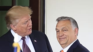 Donald Trump üdvözli Orbán Viktor magyar miniszterelnököt a Fehér Házban 2019. május 13-án.  