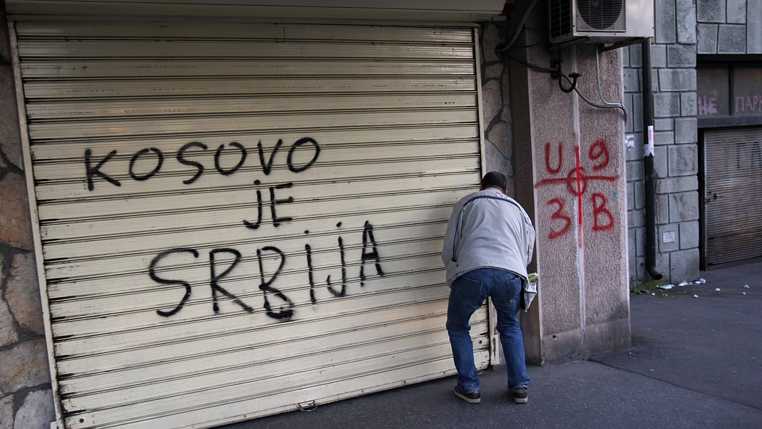 "Koszovó Szerbia" feliratú graffiti egy bezárt üzleten 2013-ban