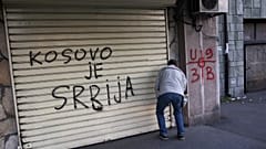"Koszovó Szerbia" feliratú graffiti egy bezárt üzleten 2013-ban