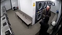  As imagens das câmaras de vigilância mostram Ron Crocker a defender-se corajosamente de um assaltante com as suas calças de ganga