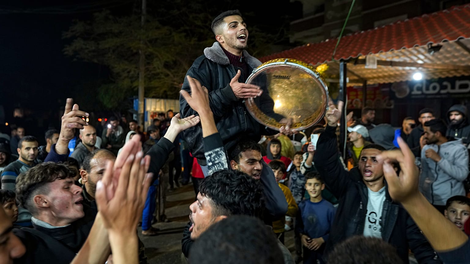 Palestinesi festeggiano l'annuncio di un accordo di cessate il fuoco tra Hamas e Israele a Deir al-Balah, nel centro della Striscia di Gaza  (15 gennaio 2025)