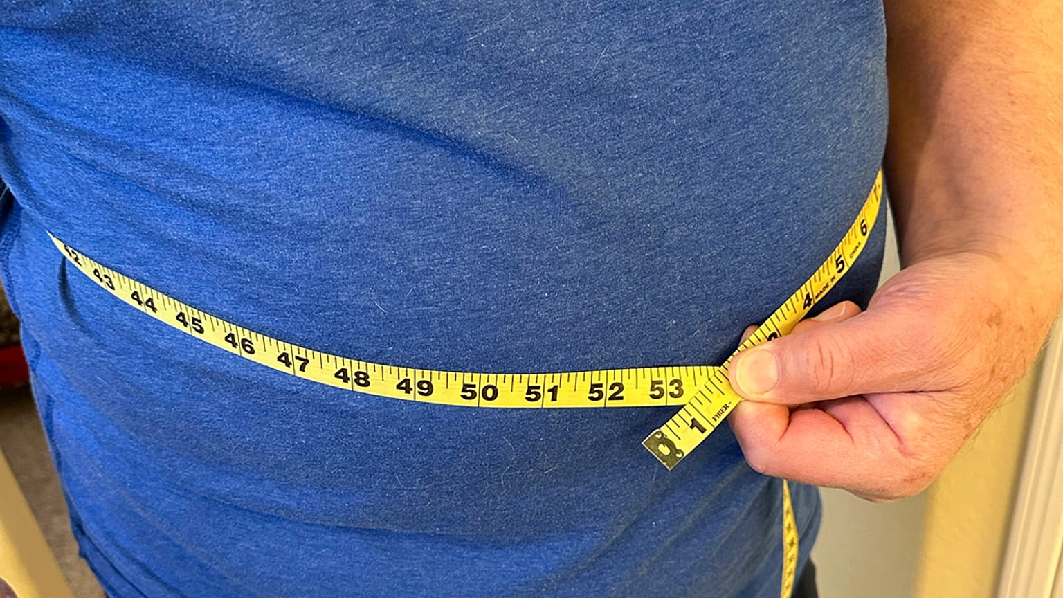 رجل يستخدم شريط قياس على خصره في كاليفورنيا 9 كانون الثاني يناير 2025