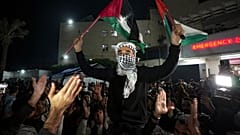 Les Palestiniens célèbrent l'annonce d'un accord de cessez-le-feu entre le Hamas et Israël à Deir al-Balah, au centre de la bande de Gaza, mercredi 15 janvier 2025.