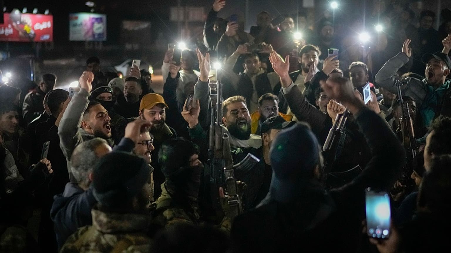 Heyet Tahrir Şam militanları Humus'ta, Devlet Başkanı Beşar Esad'ın devrilişini kutluyor, 2 Ocak 2025