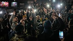 Heyet Tahrir Şam militanları Humus'ta, Devlet Başkanı Beşar Esad'ın devrilişini kutluyor, 2 Ocak 2025