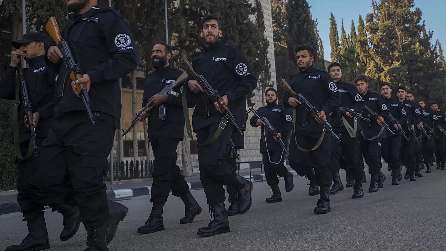 نیروی پلیس دولت جدید در طی یک جلسه آموزشی و فارغ التحصیلی در دانشکده پلیس در دمشق