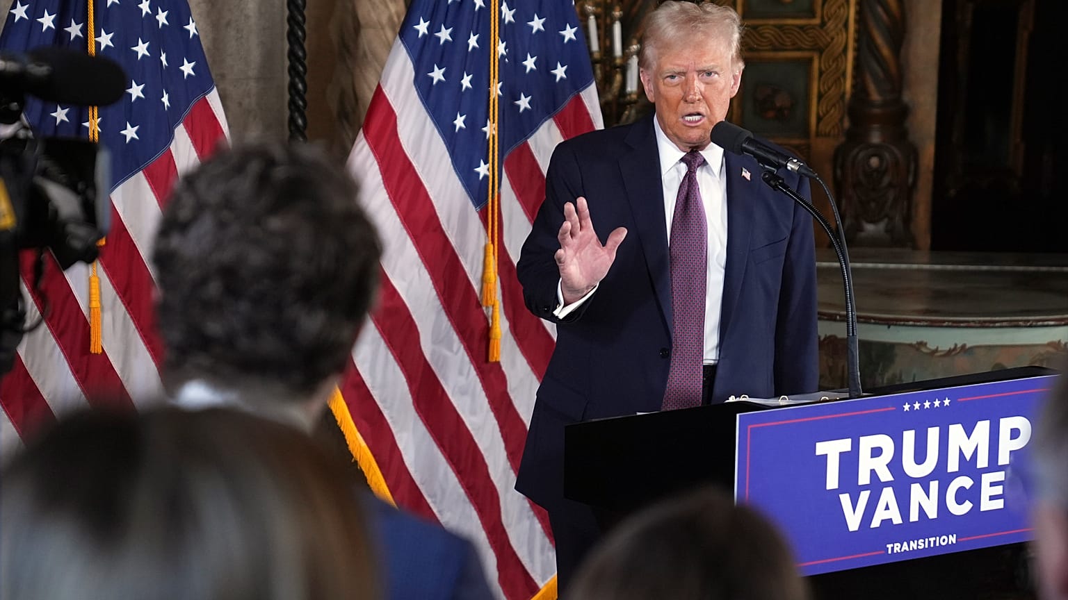 Donald Trump, Mar-a-Lago malikanesinde gazetecilerin sorularını yanıtlıyor, 7 Ocak 2025