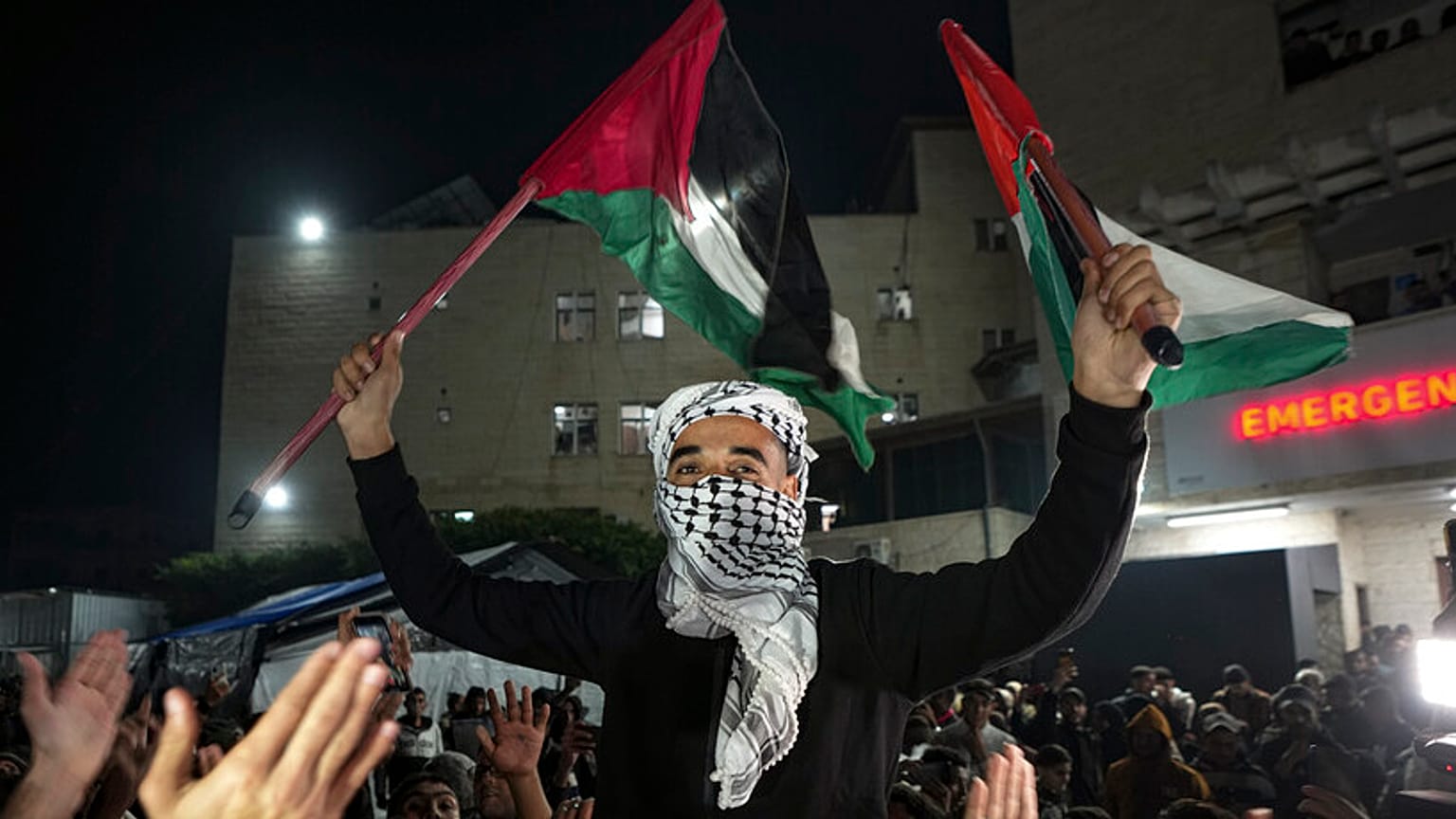 Palestinos celebran el anuncio de un acuerdo de alto el fuego entre Hamás e Israel en Deir al-Balah, en el centro de la Franja de Gaza, el miércoles 15 de enero de 2025.