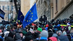 AB bayraklı göstericiler parlamento önünde toplanarak hükümetin bloğa katılım müzakerelerini askıya alma kararını protesto etti, Tiflis, 14 Aralık 2024