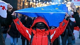 In Tiflis sind Arbeiter angegriffen worden, die an einem dreistündigen Generalstreik teilgenommen hatten.
