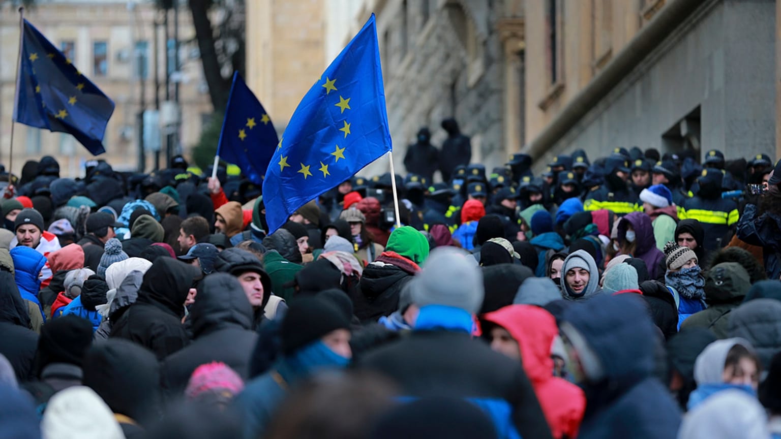 EU-s zászlót magasba tartók Tbilisziben 2025.01.15-én. 