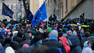 EU-s zászlót magasba tartók Tbilisziben 2025.01.15-én. 