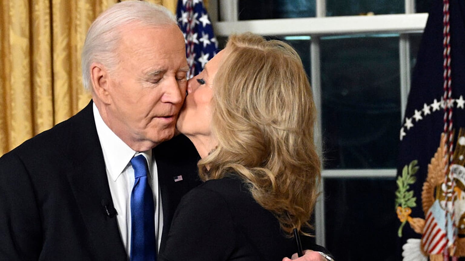 Başkan Joe Biden, 15 Ocak 2025 Çarşamba günü Washington'da Beyaz Saray Oval Ofis'te yaptığı veda konuşmasının ardından first lady Jill Biden'a sarılıyor