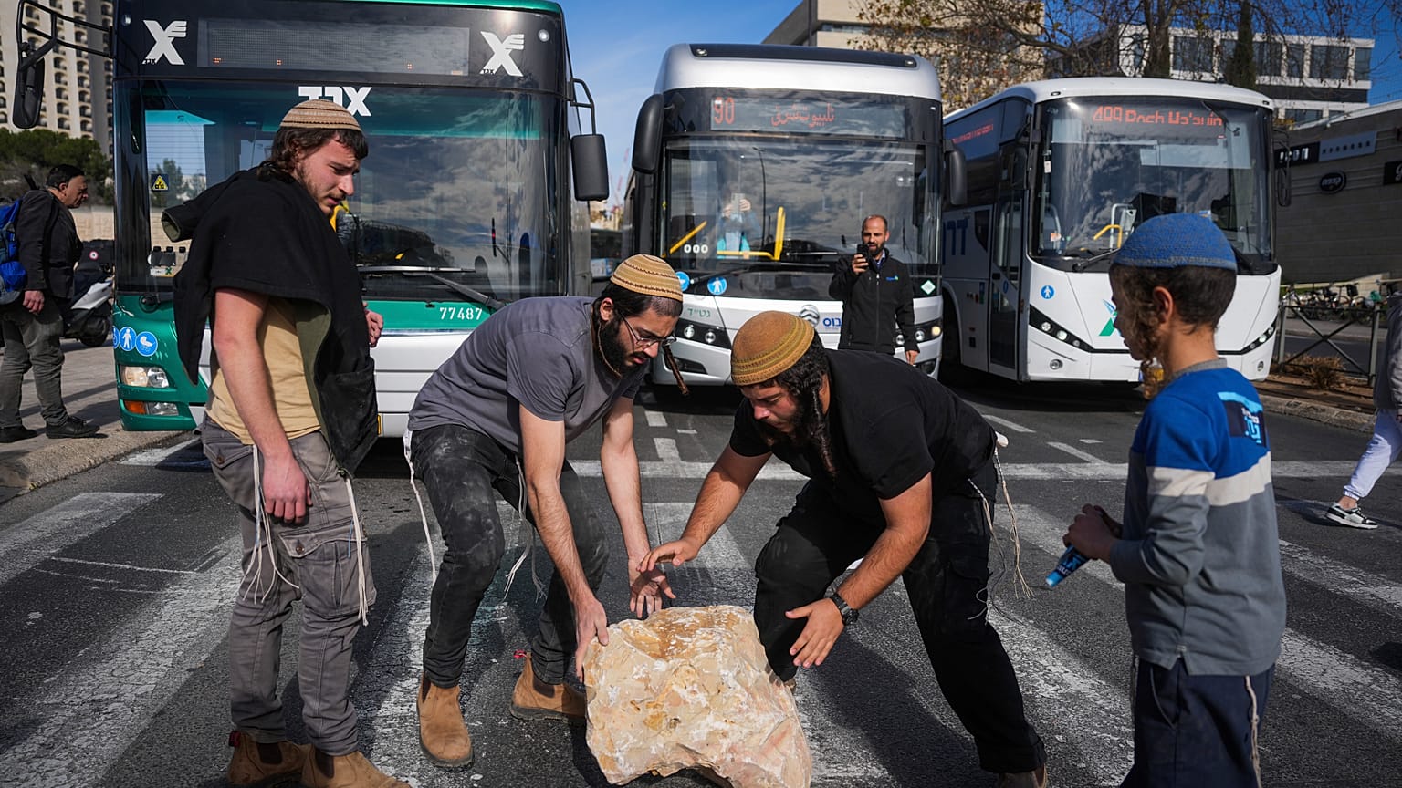 مستوطنون يعارضون إعلان وقف النار في غزة يغلون طريقا بمدينة القدس 16/01/2025
