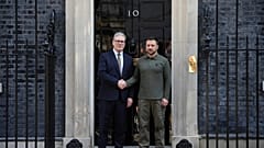 İngiltere Başbakanı Keir Starmer, solda, Ukrayna Devlet Başkanı Volodymyr Zelenskyy ile Londra'daki 10 Downing Street önünde bir araya geliyor, 19 Temmuz 2024.
