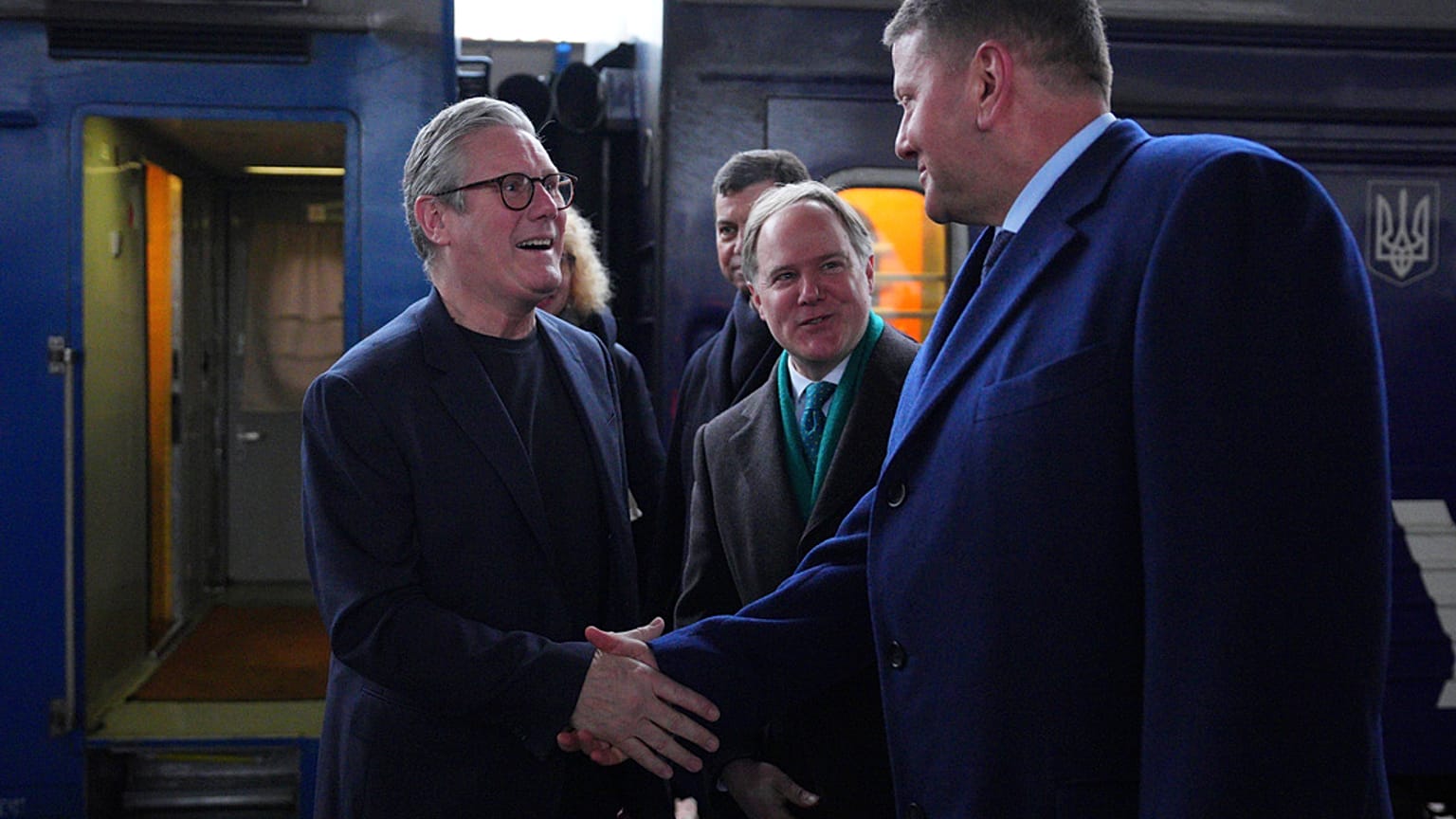 Keir Starmer accueilli par des fonctionnaires ukrainiens et l'ambassadeur britannique en Ukraine, à Kyiv, jeudi 16 janvier 2025. 